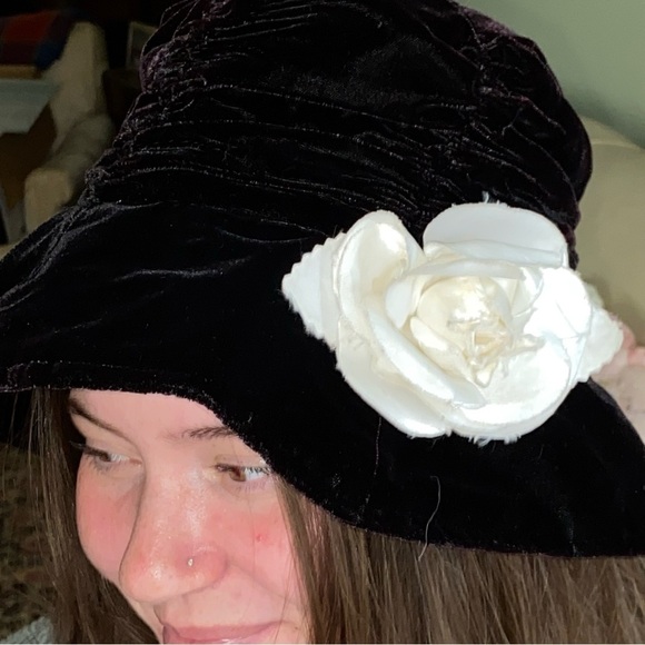 GREAT gift ideas abound for upcoming events. You’ll get raves from the ladies. - Picture 2 of 16